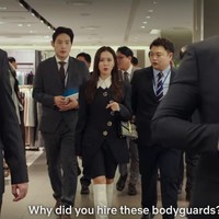 Lady Boss Yoon Se Ri tampil monokrom dengan busana serba hitam. Dia juga melengkapi penampilannya dengan membawa shoulder bag Gucci Sylvie 1969 berbahan patent leather seharga USD 3,200 atau sekira Rp 44 juta. Foto: Dok. tvN