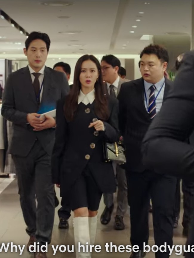 Lady Boss Yoon Se Ri tampil monokrom dengan busana serba hitam. Dia juga melengkapi penampilannya dengan membawa shoulder bag Gucci Sylvie 1969 berbahan patent leather seharga USD 3,200 atau sekira Rp 44 juta. Foto: Dok. tvN