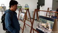 Seorang pengunjung sedang melihat beragam foto terkait penanggulangan sampah yang ditampilkan di pameran foto yang digelar di kawasan Bandung, Jawa Barat, Rabu (19/2/2020).
