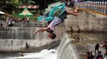 Melompat di Cek Dam Koto Tuo Padang