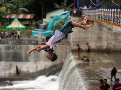 Melompat di Cek Dam Koto Tuo Padang