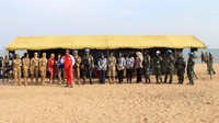 Pasukan Satuan Tugas (Satgas) TNI Kontingen Garuda (Konga)  XXXIX-B dibawah Kolonel Inf Daniel Lumbanraja sebagai Dansatgas memperkenalkan kebudayaan Indonesia di Pantai Kalemie Provinsi Tanganyika, Republik Demokratik Kongo, Senin (17/2/2020). Pool/Konga.