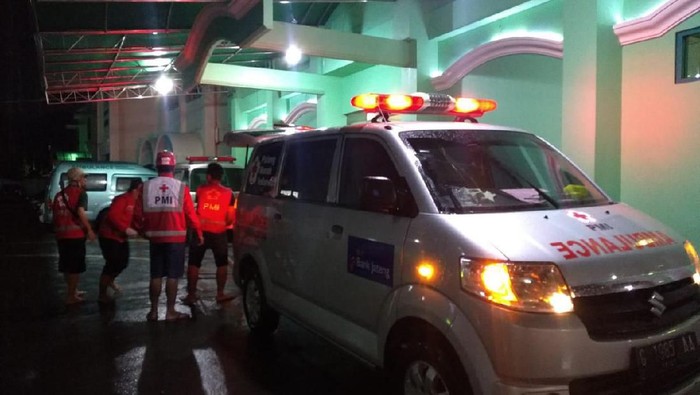 Evakuasi warga yang jatuh saat bersih-bersih banjir di rumahnya