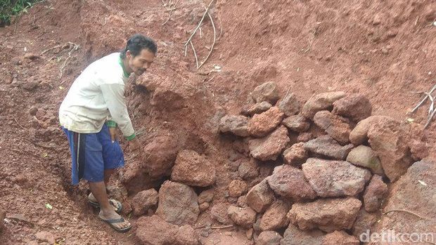 BPCB Cek Temuan Keris Berbahan Batu yang Terkubur Tanah di Magelang