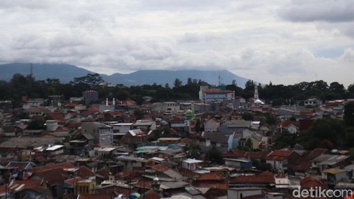 Kota Bandung merupakan kota metropolitan di Jawa Barat yang memiliki pertumbuhan penduduk yang tinggi.