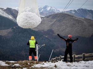 Salju Langka, Resor Ini Menggotongnya dari Puncak Gunung