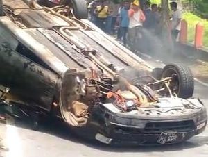 Cerita Pengemudi Sedan yang Tabrak Lari Lalu Digulingkan dan Dibakar Warga