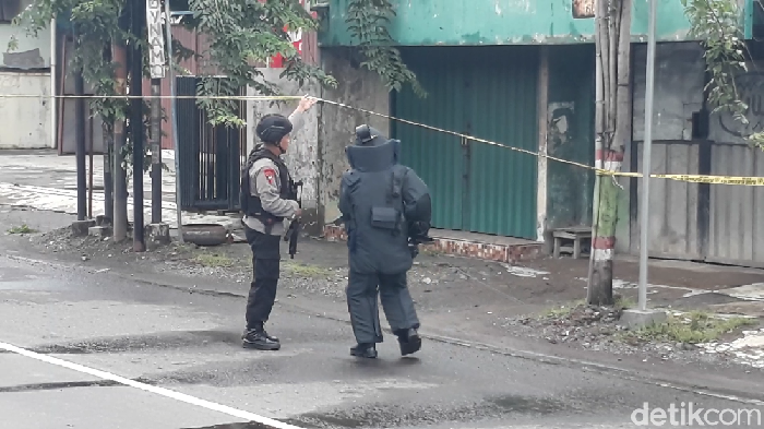 Proses peledakan benda mencurigakan diduga bom di Brebes