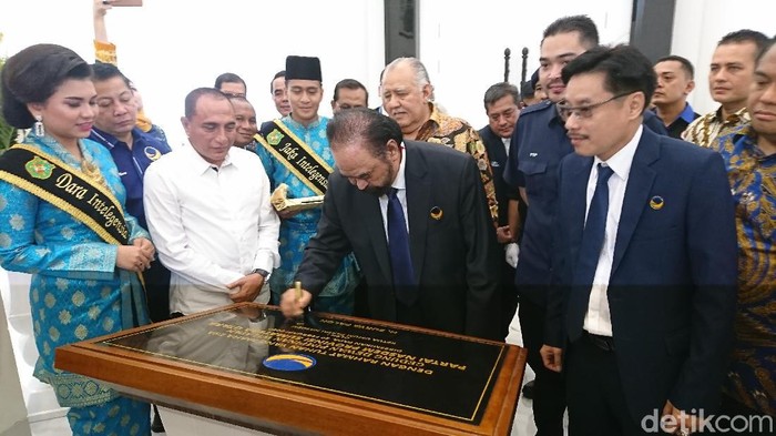 Foto: Surya Paloh saat menggunting pita peresmian gedung NasDem Sumut (Fotoo: Ahmad Arfah-detikcom)