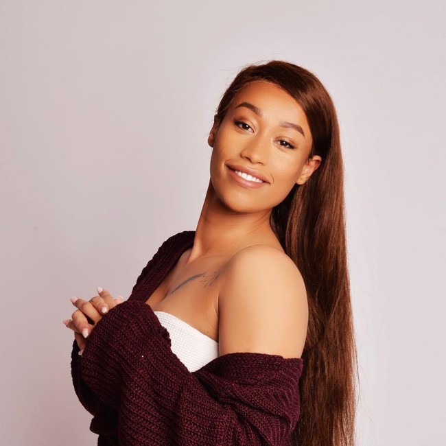 Dari yang dulunya berseragam, Joanna kini merasa lebih bebas dengan menggunakan pakaian-pakaian seksi.  Foto: dok. Instagram