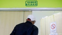 Sang suami, pun dengan sabar menanti selesainya proses persalinan yang dilakukan secara sesar tersebut didepan ruang operasi.