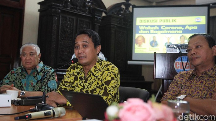 Ketua Umum Ikatan Dokter Indonesia (IDI) Daeng M. Faqih (kedua kiri) dan ahli Epdidemologi Kesmas UI, Tri Yunis Miko (kedua kanan) memaparkan pendapatnya dalam diskusi Wabah Corona, Apa dan Bagaimana  di Jakarta, Kamis (20/2/2020). Selain itu, turut hadir sebagai pembicara Ketua CDCC Din Syamsuddin (kiri) dan Direktur Sabang-Merauke Institute, Syahganda Nainggolan (kanan).