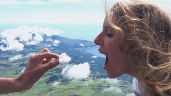 Memakan awan seperti gulali. Foto: Instagram @umtiago via Bored Panda