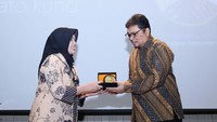 Rektor Universitas Padjadjaran, Prof. Rina Indiastuti bersama Sekretaris Jenderal Kementerian Keuangan Hadiyanto, saat seminar Sistem Keuangan Indonesia dan Kerangka Kebijakan Pencegahan dan Penanganan Krisis Sistem Keuangan di Bale Sawala, Gedung Rektorat Universitas Padjadjaran, Kampus Jatinangor, Sumedang, Jawa Barat.