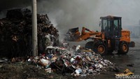 Alat berat berupa eskavator tampak dikerahkan guna membersihkan sisa-sisa kebakaran di tempat tersebut.