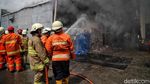 Perjuangan Petugas Damkar Padamkan Api di Kawasan Cakung