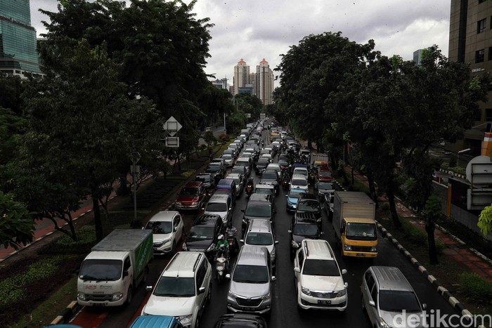 Menkeu Sri Mulyani mengusulkan emisi kendaraan bermotor sebagai barang kena cukai (NKC) yang juga berlaku untuk kantong plastik.