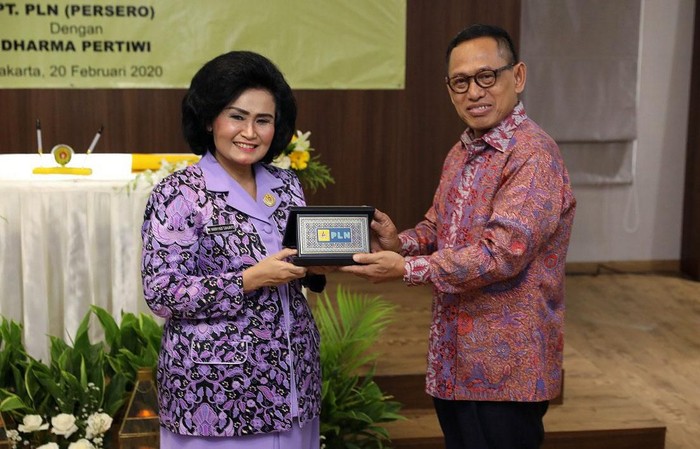 PLN-Dharma Pertiwi Tandatangani MoU Pengelolaan Sampah Dalam rangka mendorong penanganan masalah sampah, PLN dan Dharma Pertiwi melakukan penandatanganan nota kesepahaman Program Pengelolaan Sampah Melalui Pemberdayaan Perempuan untuk Meningkatkan Kesejahteraan Masyarakat. Penandatanganan dilakukan langsung oleh Direktur Human Capital Management PLN, Muhammad Ali dan Ketua Umum Dharma Pertiwi, Nanny Hadi Tjahyanto, Rabu (19/02) di Kantor Pengurus Pusat Dharma Pertiwi, Jakarta.