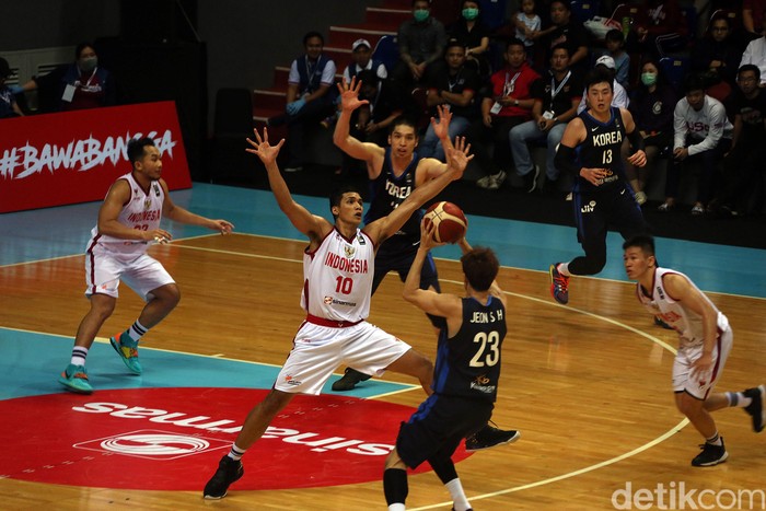 Korsel Bungkam Indonesia pada Kualifikasi FIBA Asia 2021 Tim basket putra Korea Selatan dengan menyakinkan membungkam tuan rumah tim putra basket Indonesia dengan skor telak (109-76), yang berlangsung di Sport Mal Kelapa Gading, Jakarta, Kamis (20/2/2020) malam.