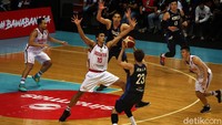 Timnas basket Indonesia bertanding melawan timnas basket Korea Selatan di Sport Mal Kelapa Gading, Jakarta, Kamis (20/2/2020).