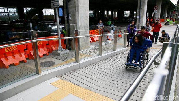 Parkir khusus penyintas disabilitas tersedia di Stasiun MRT Jakarta. Parkiran itu diharapkan dapat mudahkan akses para difabel untuk gunakan transportasi MRT.