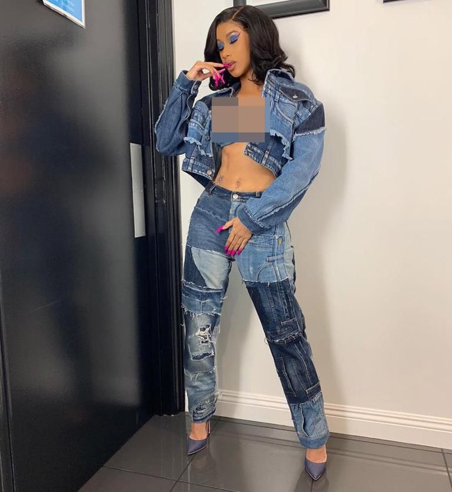 Cardi B mungkin terlihat keren dengan busana serba denim keluaran Dolce & Gabbana ini. Tapi tak banyak yang tahu jika jeans yang dikenakannya terlalu ketat hingga menekan bagian intim. Foto: Instagram
