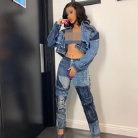 Cardi B mungkin terlihat keren dengan busana serba denim keluaran Dolce & Gabbana ini. Tapi tak banyak yang tahu jika jeans yang dikenakannya terlalu ketat hingga menekan bagian intim. Foto: Instagram