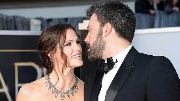 HOLLYWOOD, CA - FEBRUARY 24:  Actress Jennifer Garner (L) and actor/director Ben Affleck, winner of Best Picture for Argo, departs the Oscars at Hollywood & Highland Center on February 24, 2013 in Hollywood, California.  (Photo by Frazer Harrison/Getty Images)