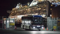 Proses karantina penumpang dan awak kapal pesiar Diamond Princess telah berakhir pada Rabu (19/2) kemarin. Sebelumnya kapal pesiar yang membawa lebih dari 3 ribu orang itu dikarantina di kawasan Yokohama pada 5 Februari lalu. Getty Images/Tomohiro Ohsumi.