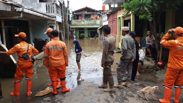 Kali Ciliwung Meluap, Puluhan Rumah Warga di Rawajati Terendam Banjir