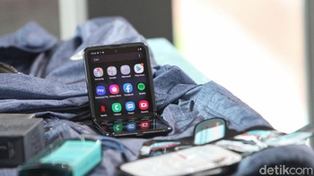 Tersemat sensor sidik jari di pinggiran bodinya. Memiliki port USB Type C, NFC dan speaker stereo. Ponsel ini tidak memiliki jack audio 3,5 mm. Foto: Rifkianto Nugroho