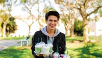 Brent Rivera dikenal dengan konten komedinya yang sukses membuat penggemarnya terhibur. Aksi konyolnya itu membuat youtuber cute tersebut memiliki banyak suscribers dan follower di Instagram. Foto : Instagram @brentrivera