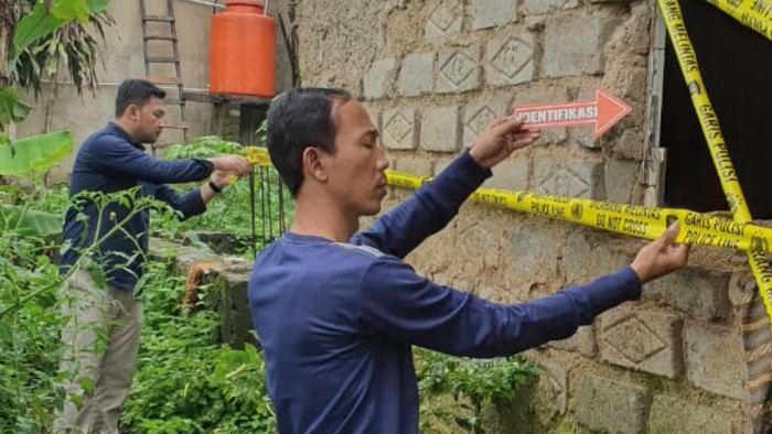 Garis polisi dipasang di kontrakan Udin pemerkosa 2 ABG di Bandung