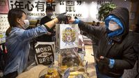 Virus Corona Mewabah, Masyarakat China Nikmati Cocktail Pesan Antar