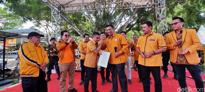 Hadianto Rasyid, pengusaha ternama atau praktisi bisnis di Sulawesi Tengah menerima Surat Keputusan (SK) dari DPP Hanura untuk maju sebagai calon wali kota Palu.  (M Qadri/detikcom)
