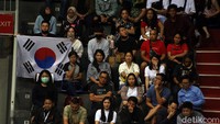 Para pendukung Korsel mengibarkan bendera untuk mendukung tim kesayangannya.