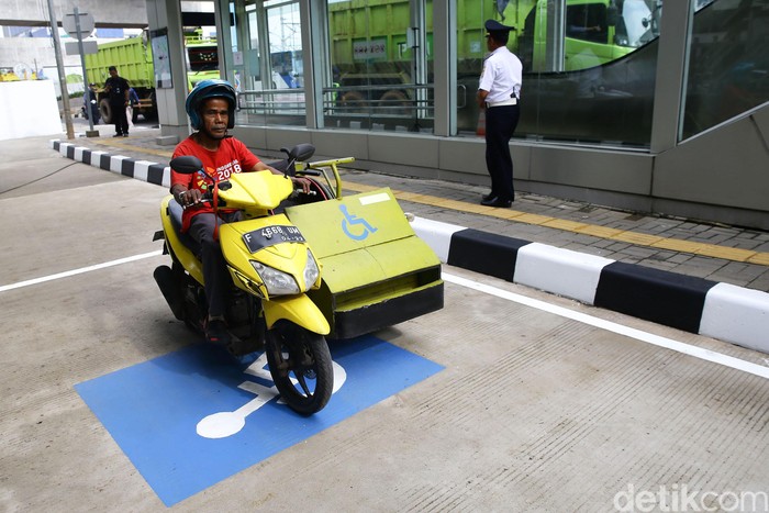 Prakiran Khusus Difabel di Stasiun MRT Jakarta Parkir khusus penyintas disabilitas tersedia di Stasiun MRT Jakarta. Parkiran itu diharapkan dapat mudahkan akses para difabel untuk gunakan transportasi MRT.