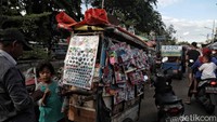 Tidak hanya itu, Sri Mulyani juga mengusulkan pengenaan cukai terhadap produk minuman berpemanis dalam kemasan plastik. Adapun minuman berpemanis yang akan dikenakan cukai ini terbagi menjadi beberapa kelompok, seperti teh kemasan, minuman berkarbonasi, dan minuman berpemanis lainnya. Jika dapat persetujuan, maka pemerintah bisa mendapatkan penerimaan mencapai Rp 6,25 triliun. Alasannya demi kesehatan masyarakat.