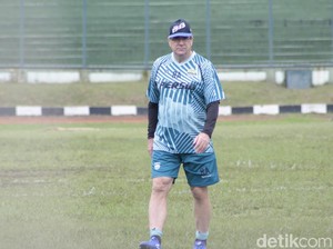 Pelatih Persib Dijual di Toko Online!