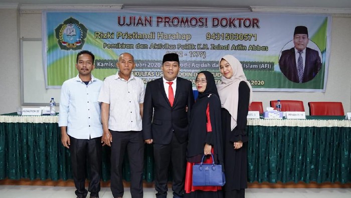 Rizki foto bersama orang tuanya setelah sidang promosi doktor dan di tempat tambal ban. (Foto: Dok. Istimewa)