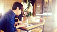 Pria yang jago gambar ini eksis di Instagram dengan 4 juta followers. Begini momennya saat membaca majalah sambil santai di kafe kekinian. Foto: Instagram/Istimewa