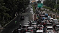 Meski demikian, orang nomor satu di Kementerian Keuangan ini mengungkapkan pemerintah juga memberlakukan pengecualian atau pembebasan kepada beberapa kendaraan seperti kendaraan yang tidak menggunakan BBM atau kendaraan listrik, kendaraan umum, pemerintah, kepemilikan khusus seperti damkar, ambulans, serta kendaraan untuk diekspor. Dari kebijakan ini, kata Sri Mulyani pemerintah akan mendapatkan penerimaan mencapai Rp 15,7 triliun per tahun.