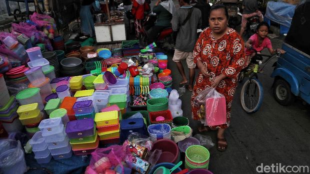 Menkeu Sri Mulyani mengusulkan emisi kendaraan bermotor sebagai barang kena cukai (NKC) yang juga berlaku untuk kantong plastik.