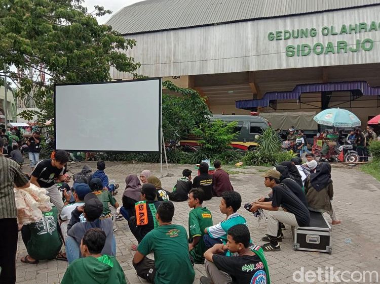 Tak Kebagian Tiket, Bonek Nonton Persebaya Vs Persija Lewat Layar Lebar