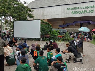 Tak Kebagian Tiket, Bonek Nonton Persebaya Vs Persija Lewat Layar Lebar