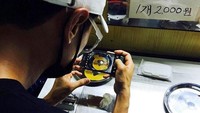 Seperti millennial, Lee Kwang Soo sedang memotret makanan sebelum menyantapnya. Kira-kira makanan apa yang tengah ia santap ya? Foto: Instagram/Istimewa