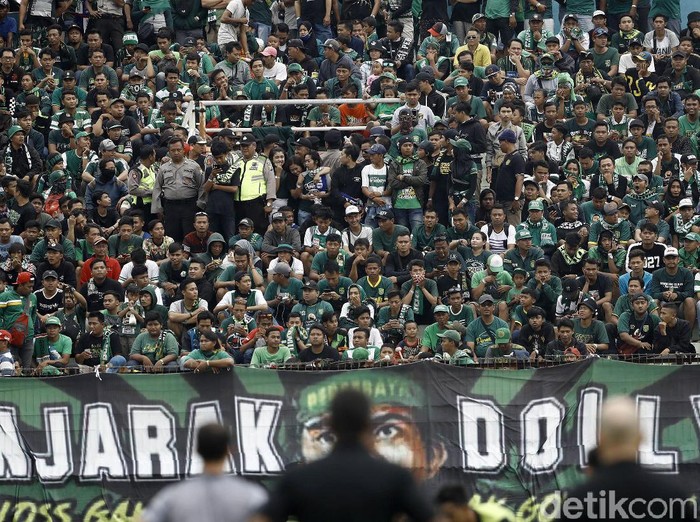 Bonek berdatangan ke Stadion Gelora Delta Sidoarjo untuk menonton langsung laga Final Piala Gubernur Jatim. Mereka datang dengan membawa atribut Persebaya.