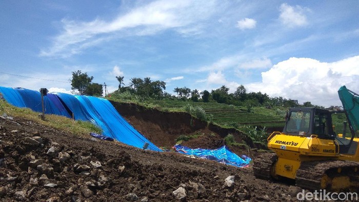 Perbaikan tebing Tol Cipularang Km 118 yang longsor