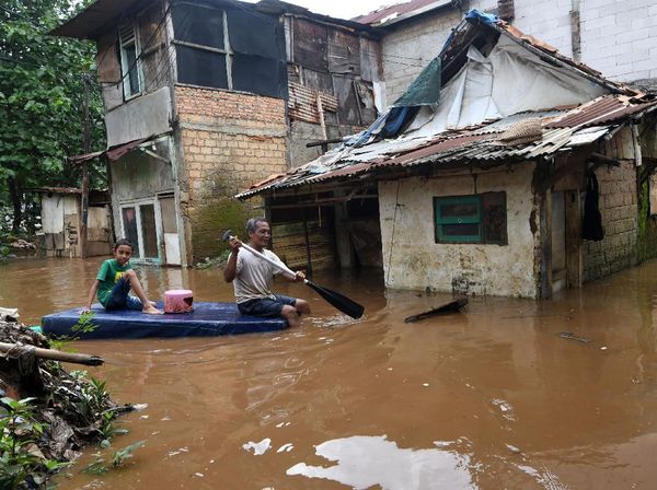 Cawang Kembali Terendam Banjir Imbas Luapan Sungai Ciliwung