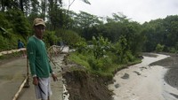 Bahu Jalan tersebut longsor akibat intensitas hujan yang tinggi sehingga terkikis luapan Sungai Langkap dan dapat mengancam keselamatan pengendara yang melintas.